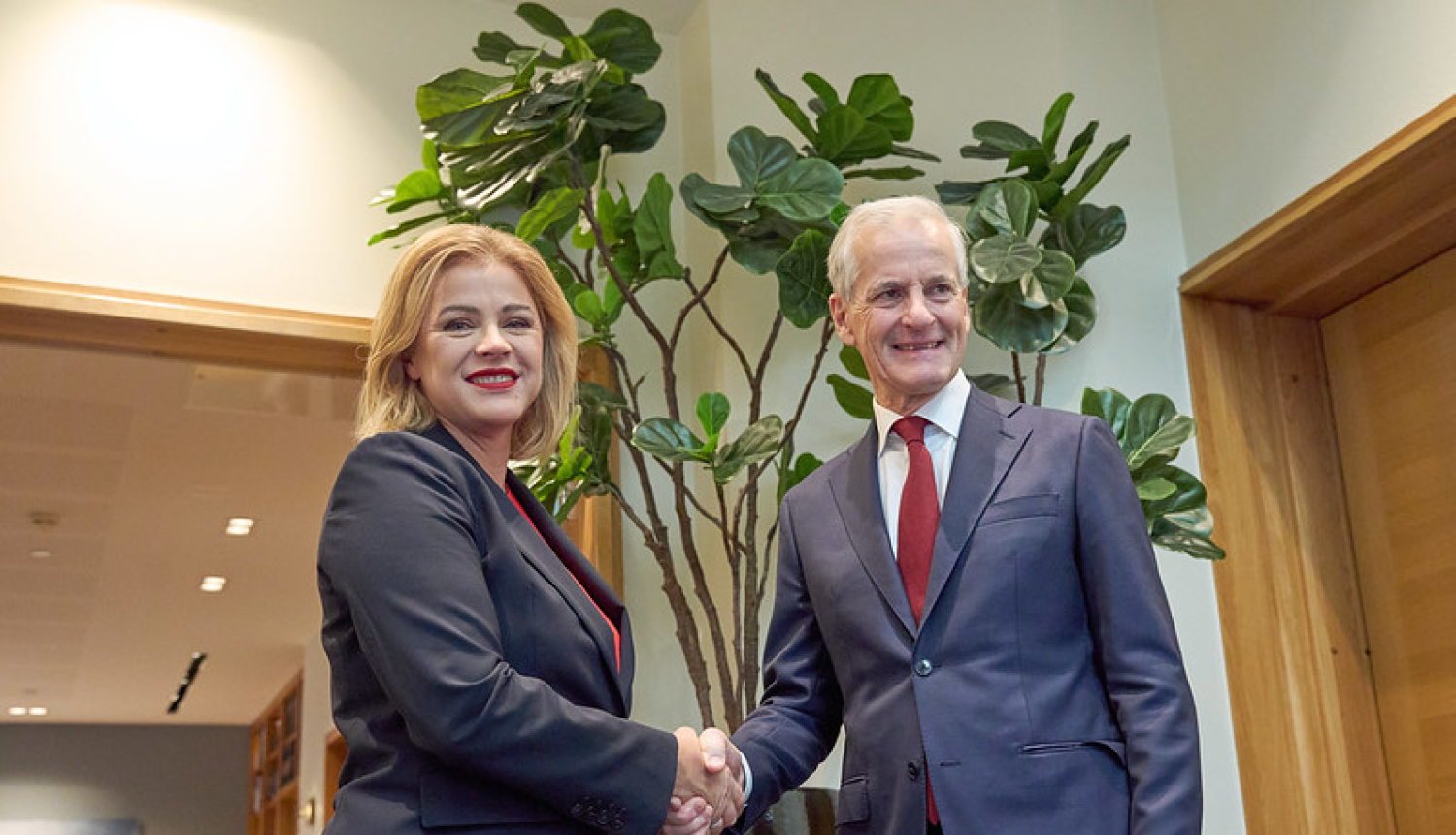 Ministru prezidente Evika Siliņa darba vizītē Oslo tiekas ar Norvēģijas premjerministru Jūnasu Gāru Stēri. Amatpersonas sasveicinās ar rokas spiedienu.  