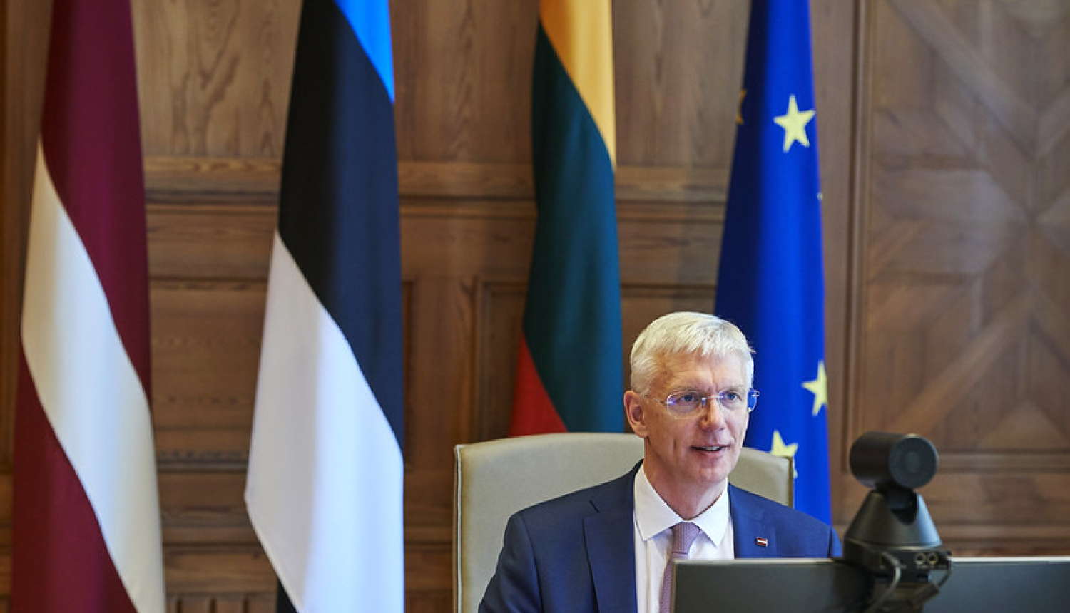 Ministru prezidents Krišjānis Kariņš pie datora