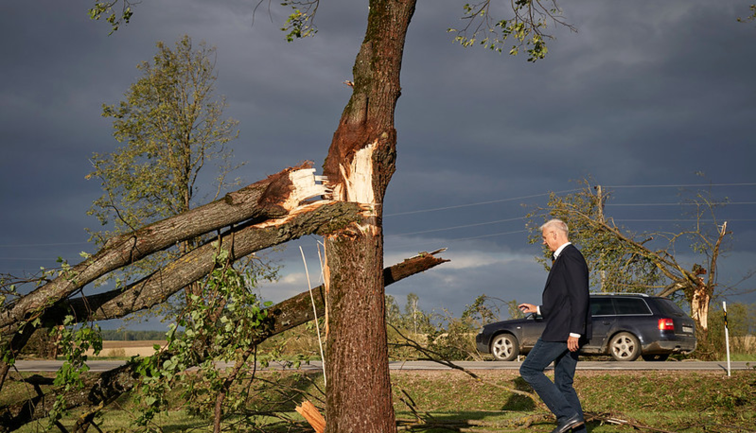 Ministru prezidents klātienē novērtē vētras radītos postījumus