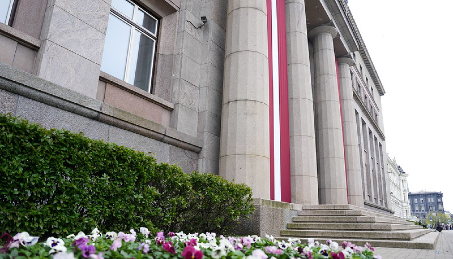 Ministru kabineta un Valsts kancelejas ēka. Pie ēkas ziedu dobe. 