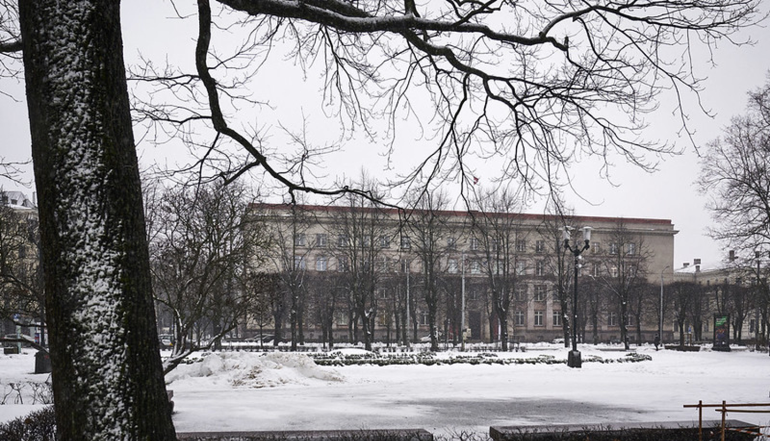 Ministru kabineta un Valsts kancelejas ēka ziemā. 