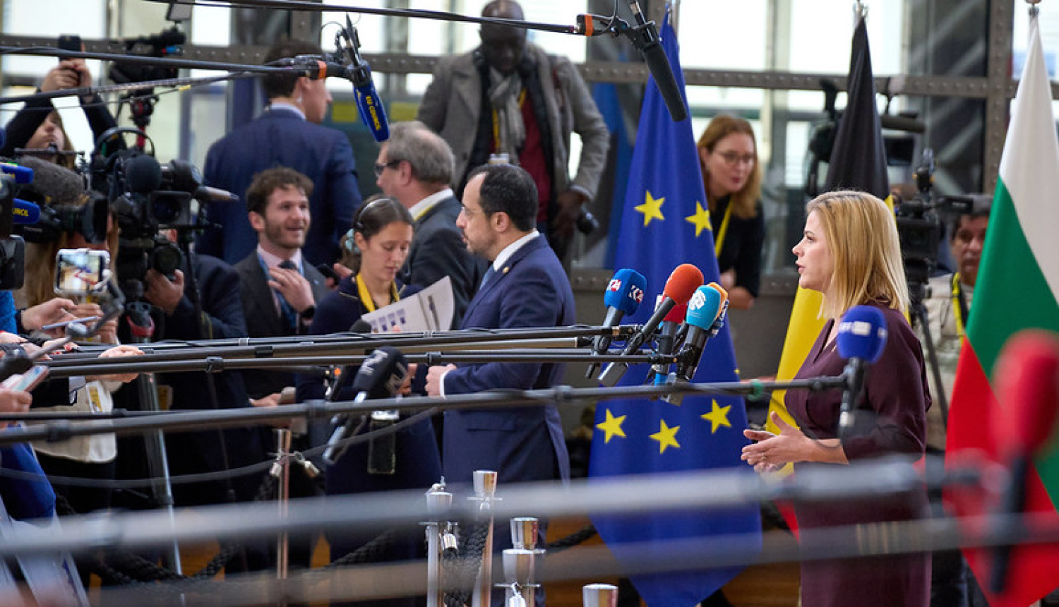 Ministru prezidente Evika Siliņa Eiropadomē atbild uz mediju pārstāvju jautājumiem. 