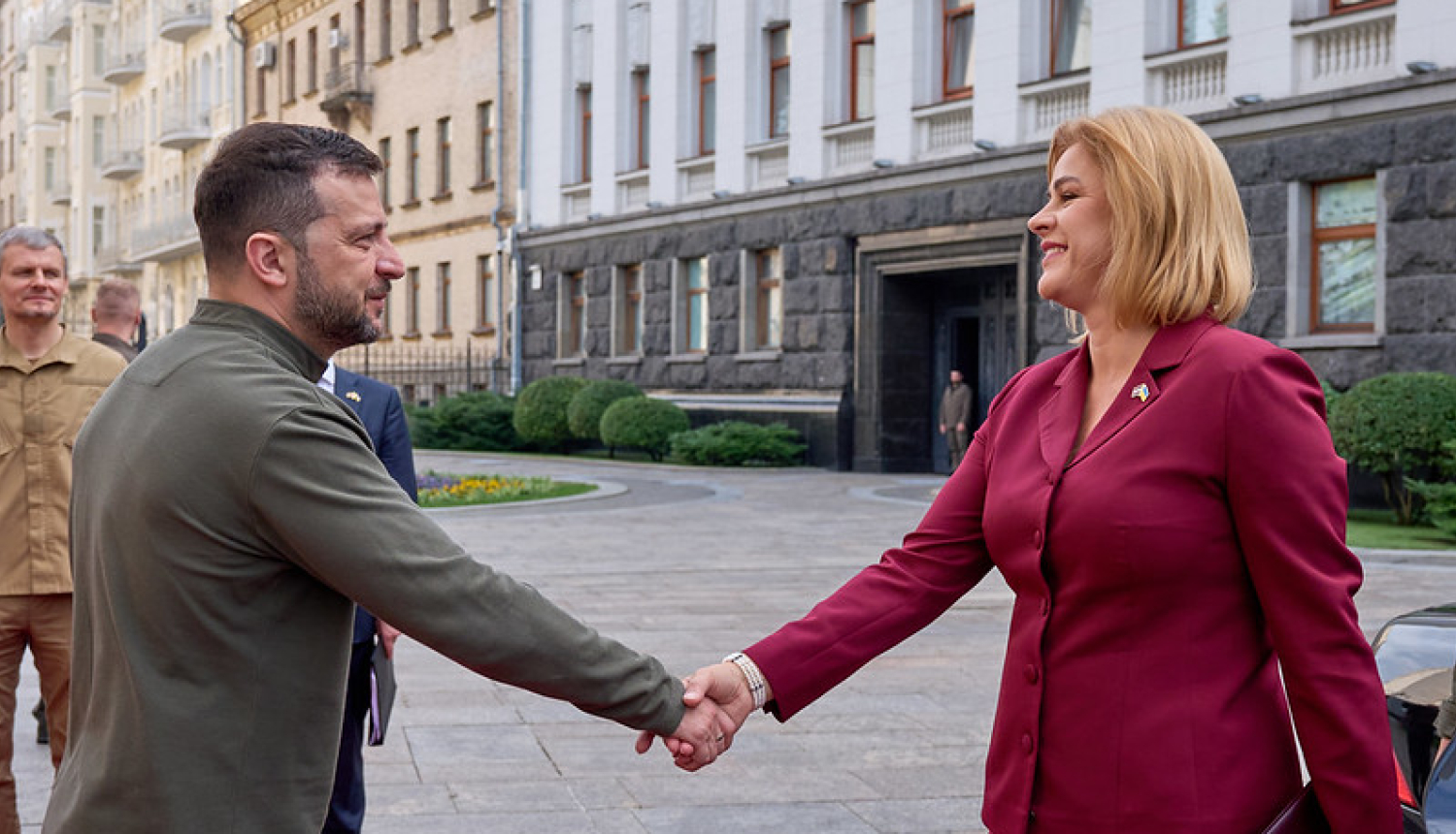 Ministru prezidente Evika Siliņa sarokojas ar Ukrainas prezidentu Volodomiru Zelenski