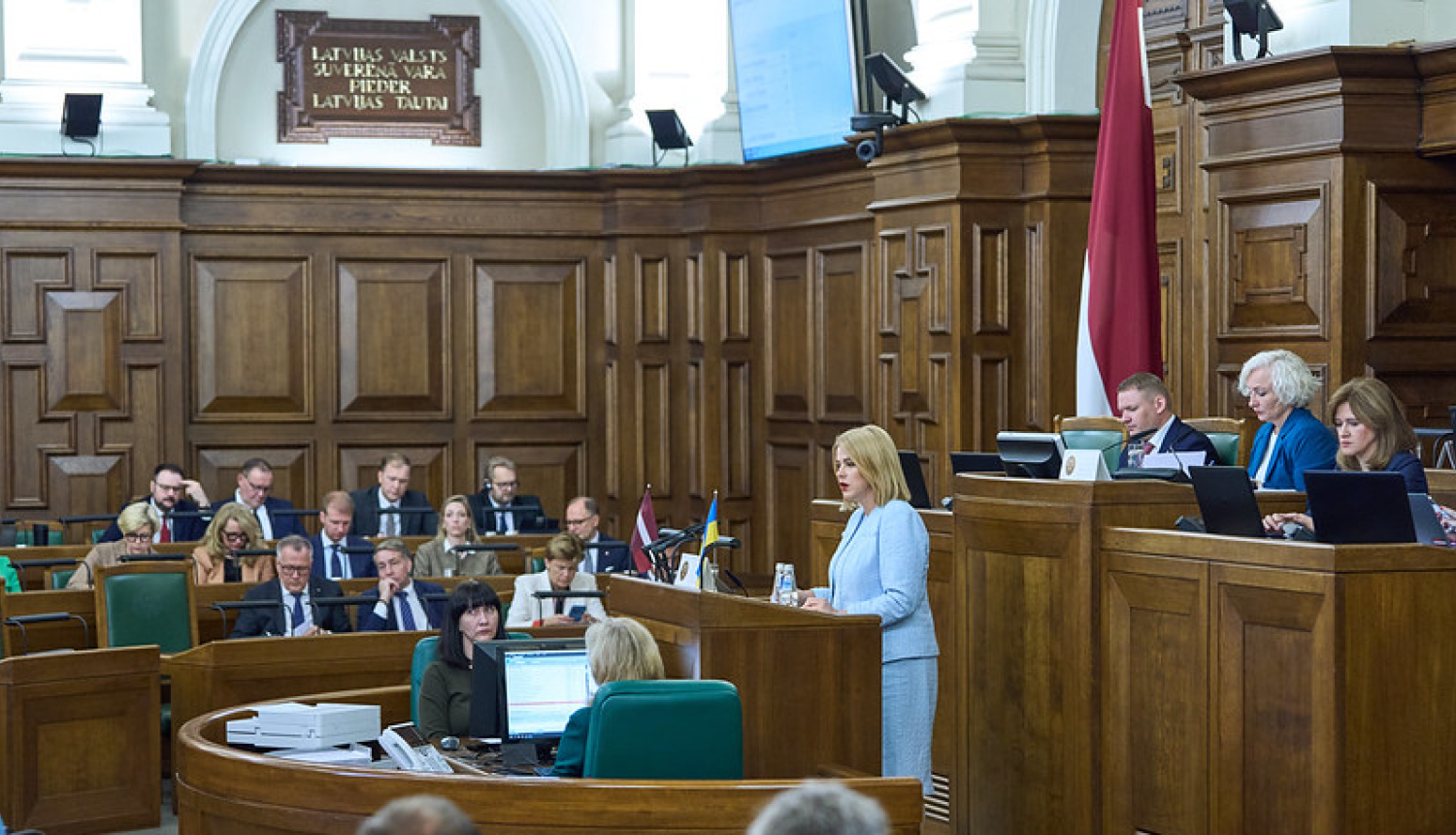 Ministru prezidente Evika Siliņa Saeimas ārkārtas sēdē uzrunā deputātus. 