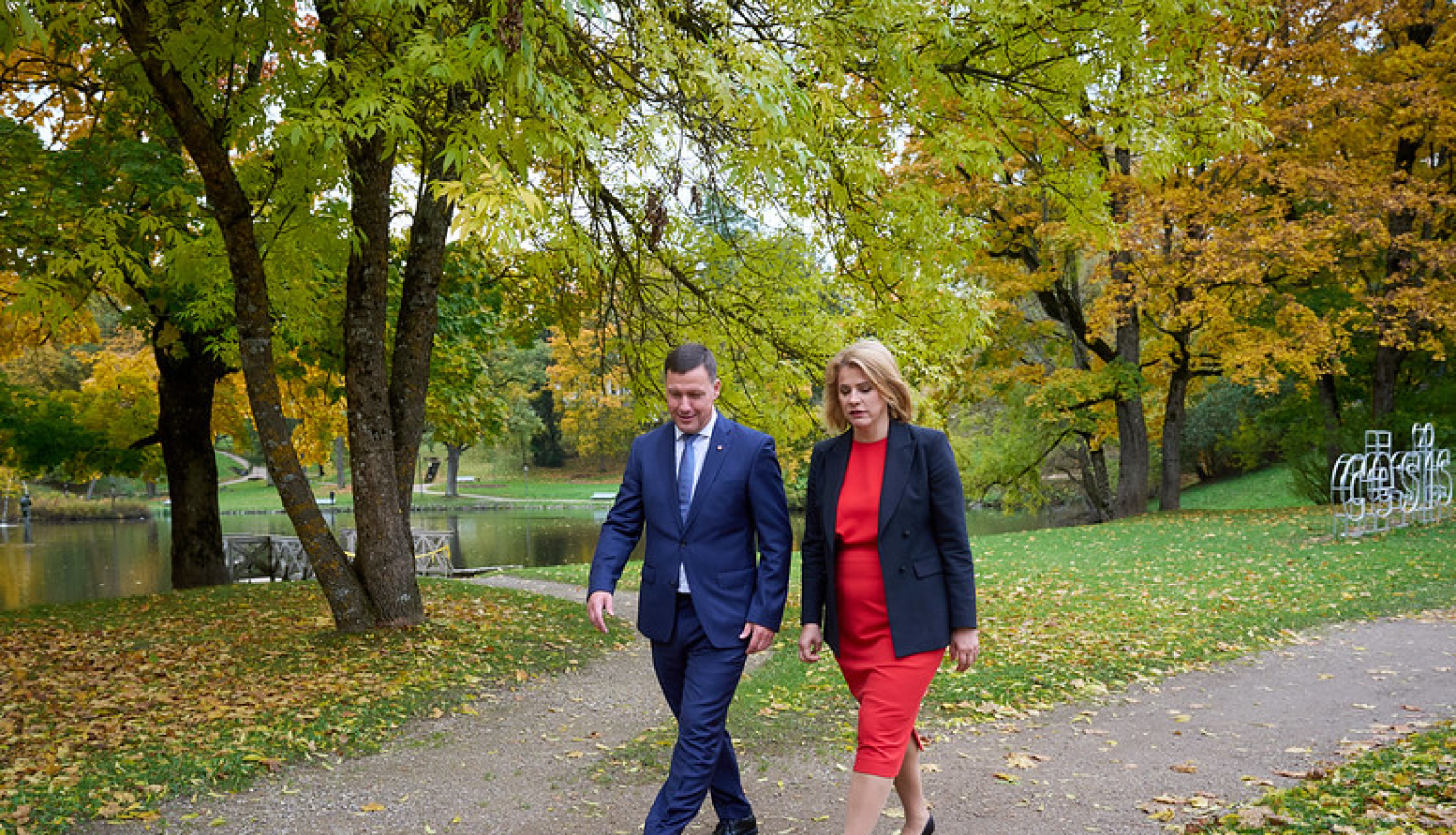 Ministru prezidente Evika Siliņa un Cēsu novada domes priekšsēdētājs Jānis Rozenbergs sarunājas pastaigājoties pa parku Cēsīs
