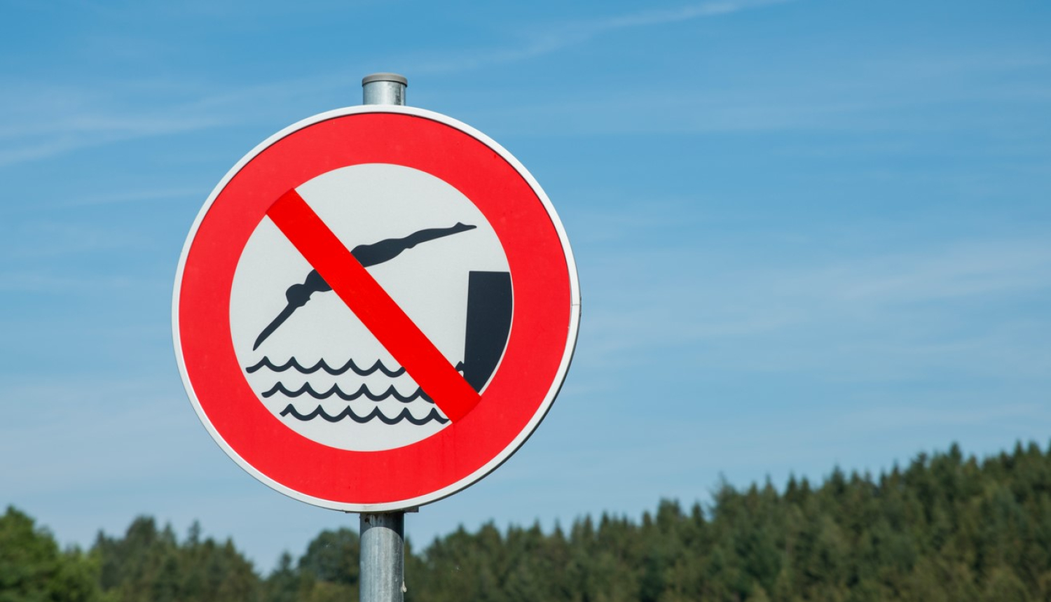 Zīme, kas norāda, ka aizliegts lekt ūdenī. 