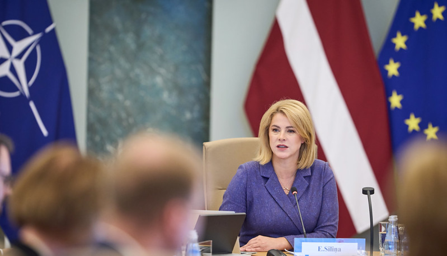 Foto no Ministru kabineta sēdes. Premjerministre Evika Siliņa un ministri sēž pie galda Zaļajā zālē.