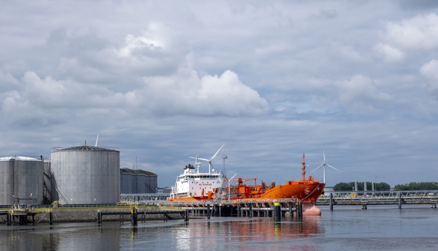 ilustratīvs attēls: naftas uzglabāšanas termināļi; avots: 123rf.com