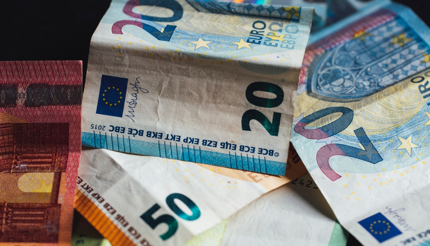 ilustratīvs attēls: naudas banknotes; avots: unsplash.com