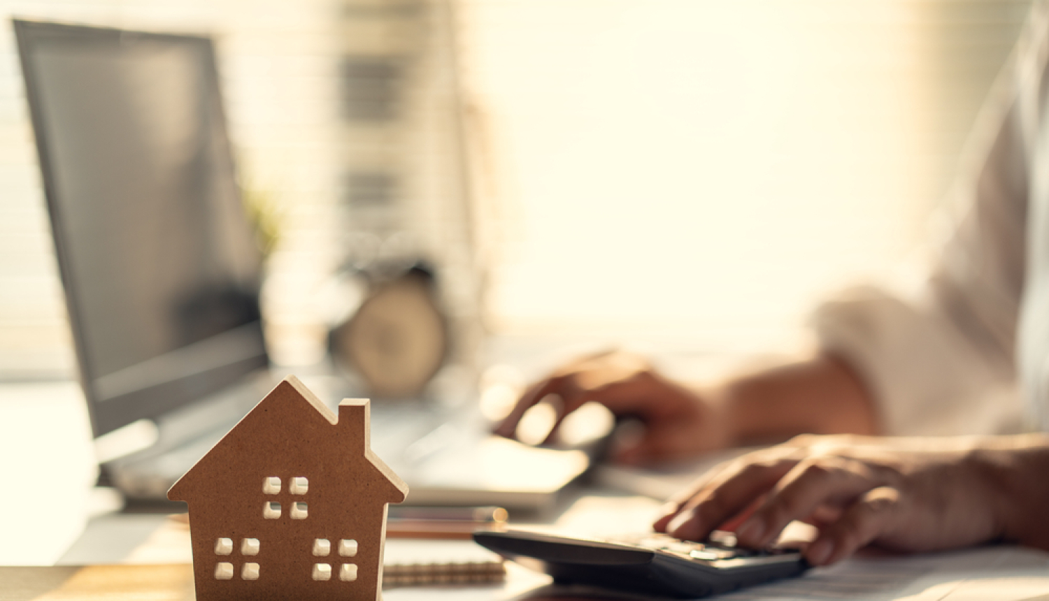 Cilvēks raksta uz datora. Mājas koncepts. 