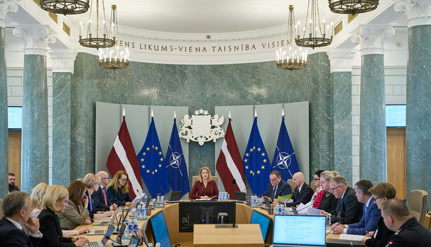 Noziedzības novēršanas padomes sēdes dalībnieki Ministru kabineta sēžu zālē