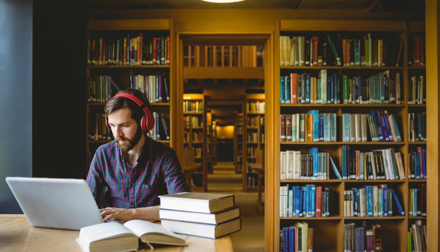 Students bibliotēkā