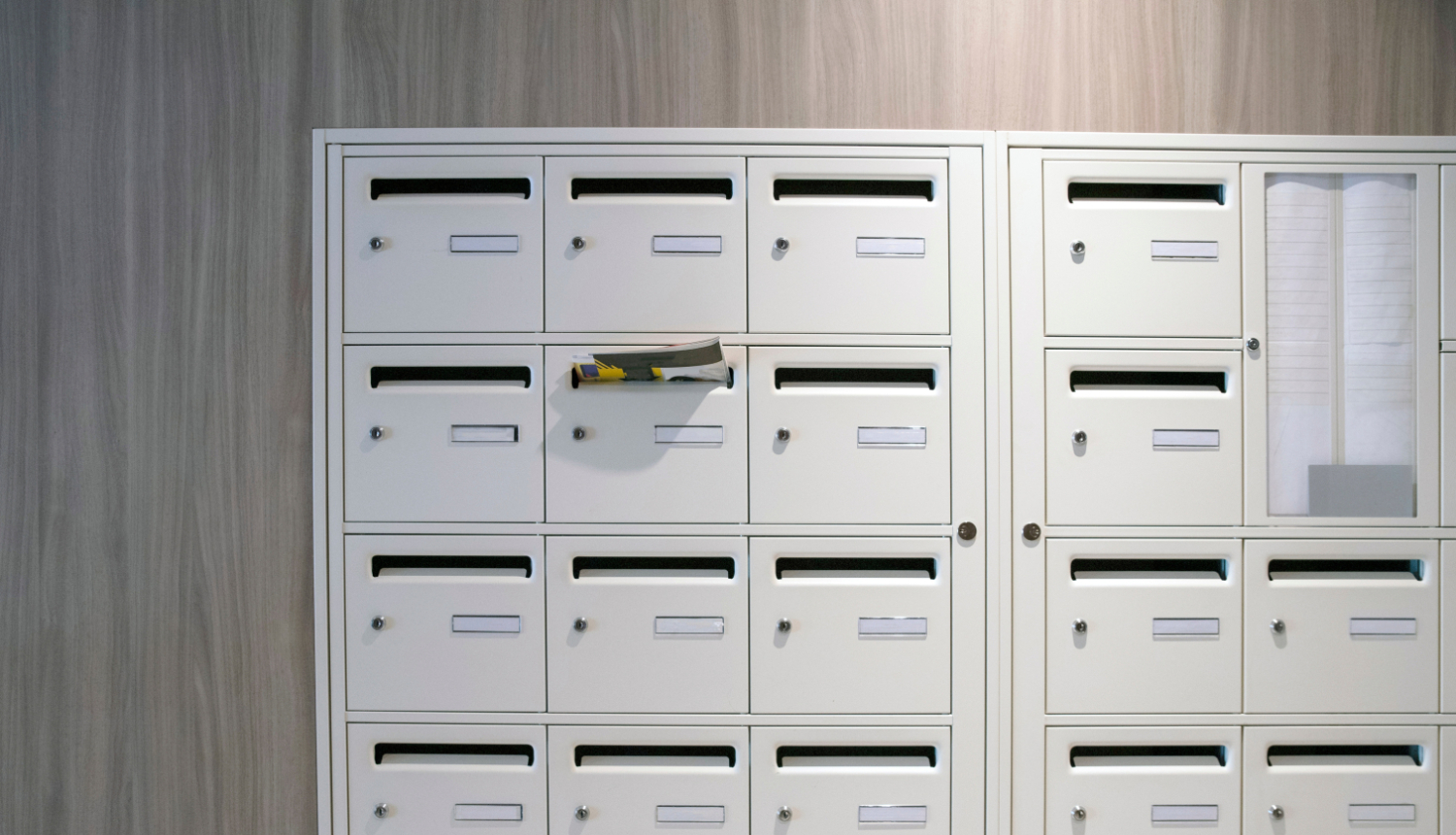 Metāla pastkastes ēkā pie sienas