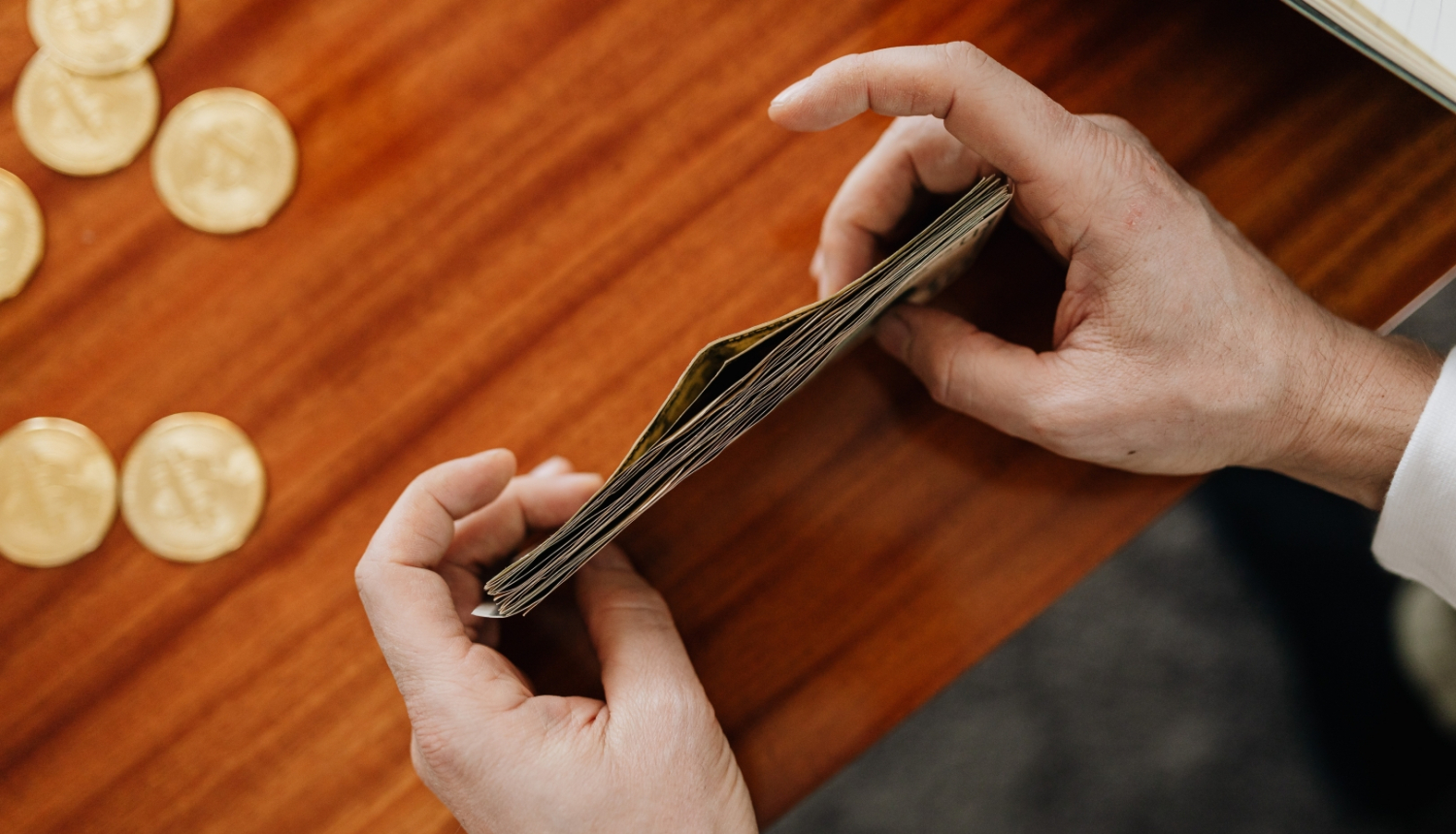 Cilvēks skaita naudu