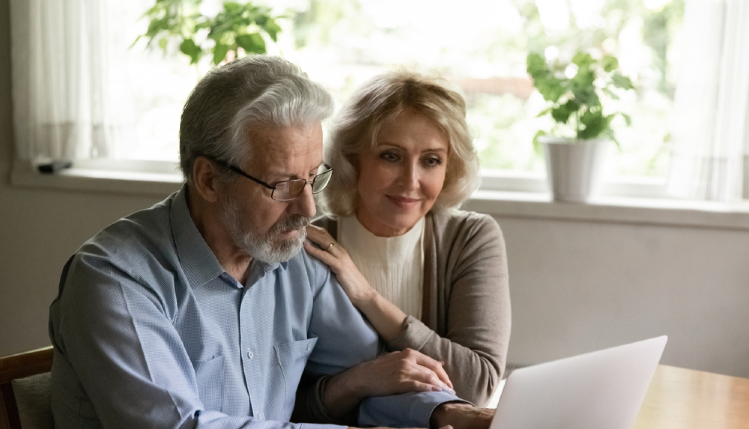 Vīrietis un sieviete skatās datorā