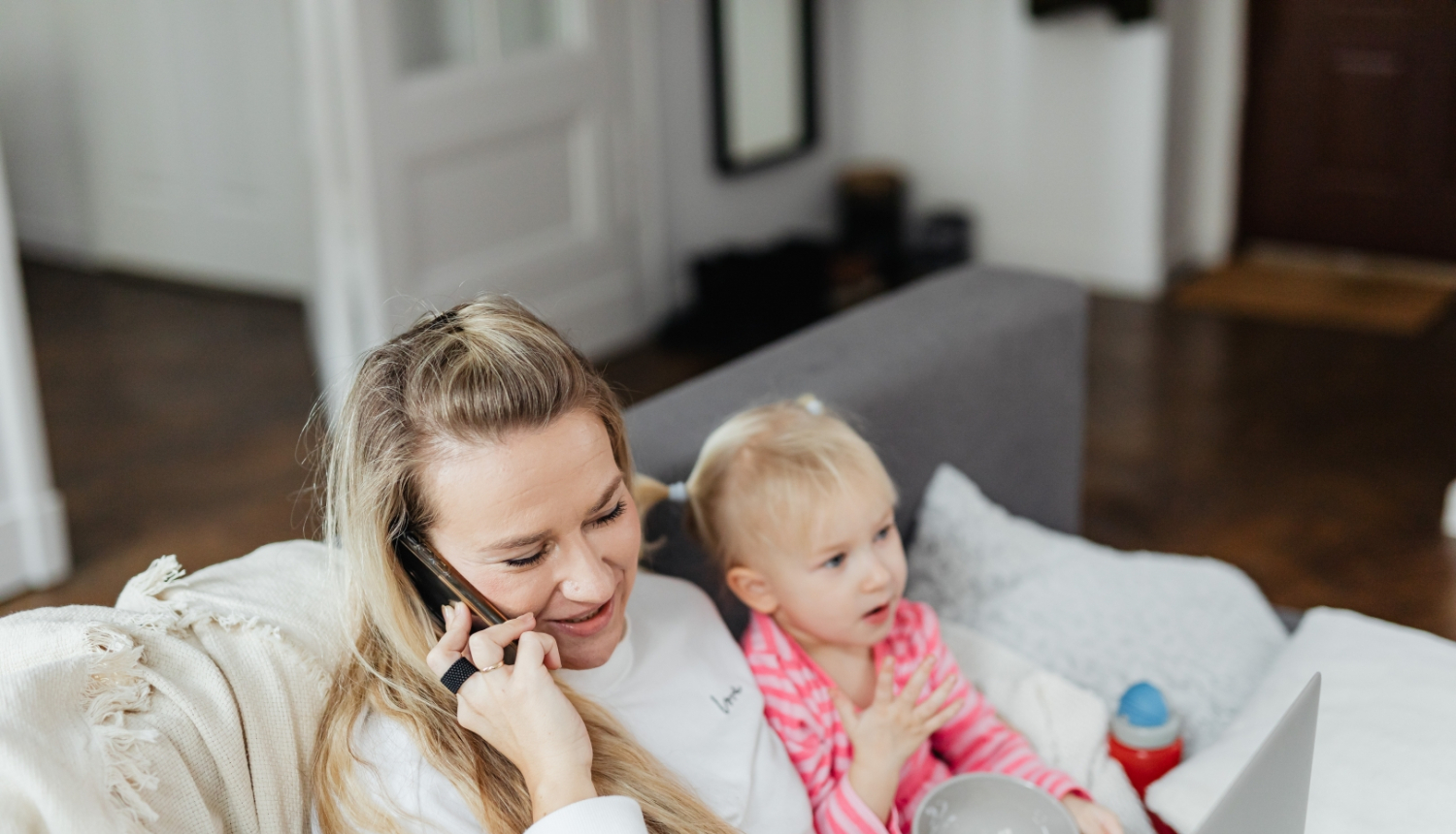 Māte strādā ar bērnu līdzās