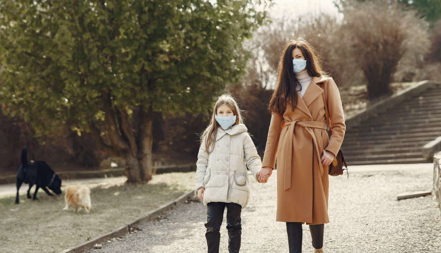 Māte un meita maskās