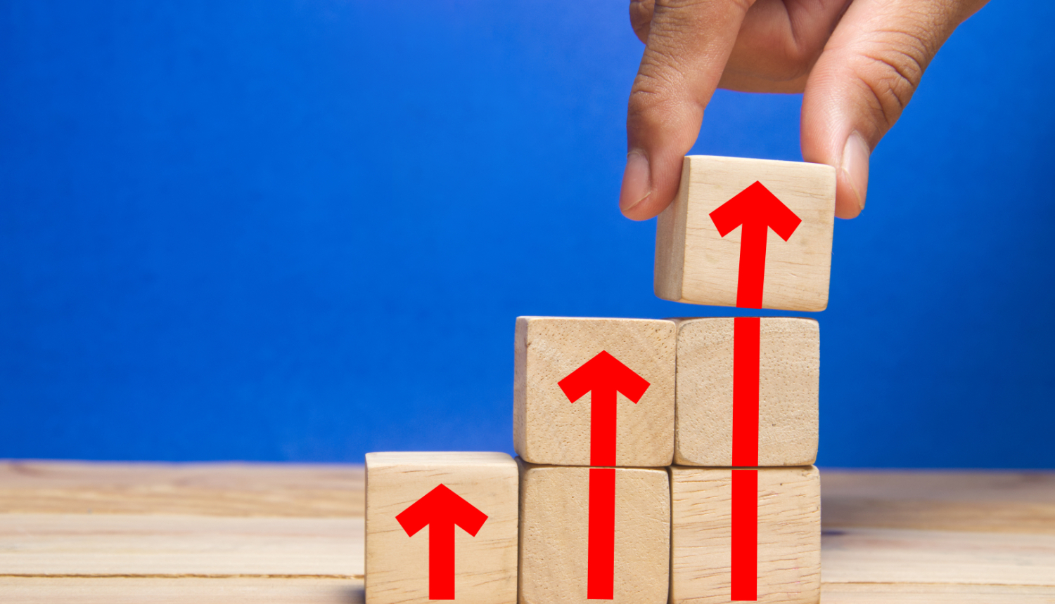 Koka klucīši ar sarkanām uz augšu vērstām bultiņām