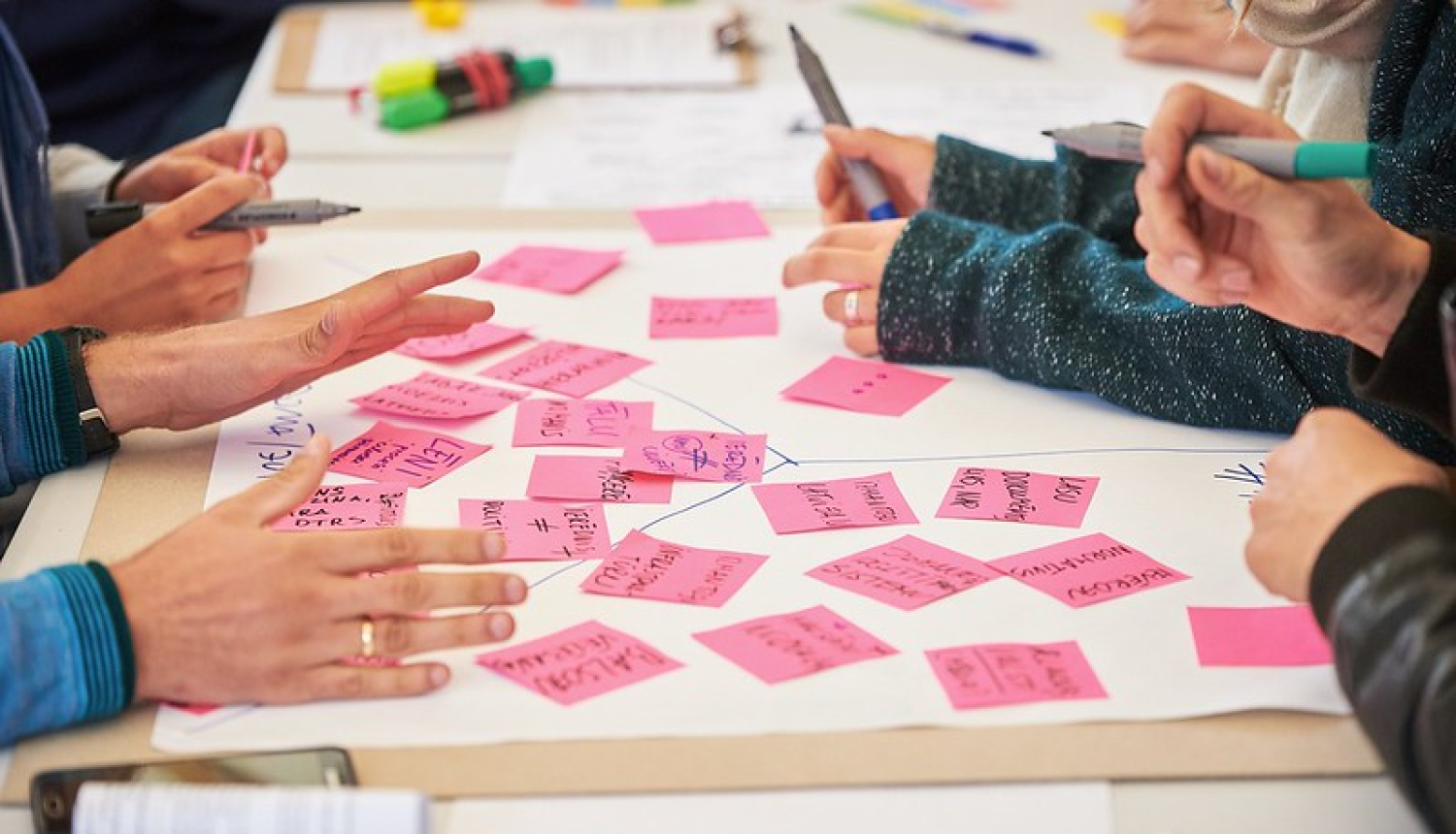 Cilvēki raksta uz līmlapiņām