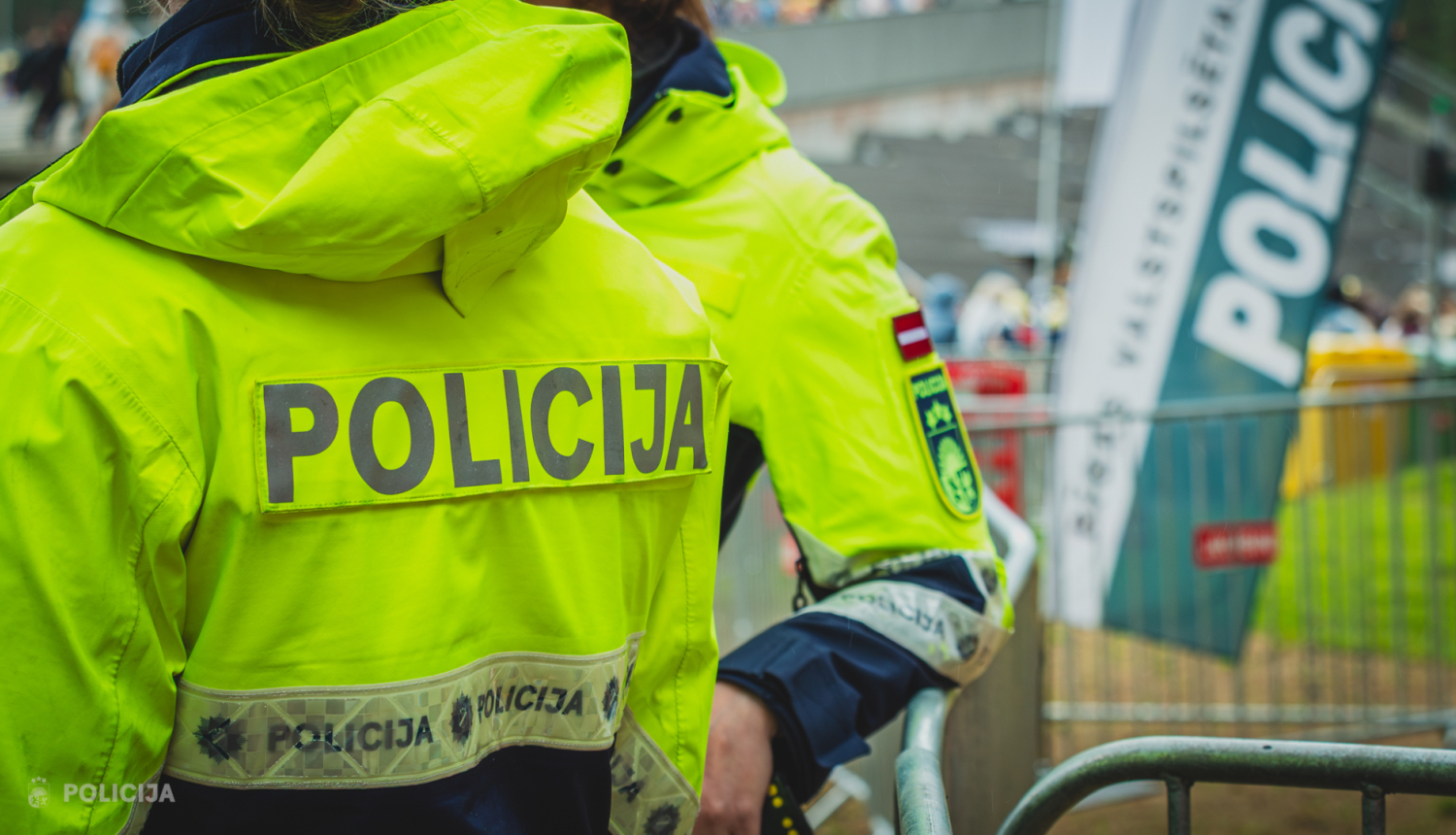 Valsts policijas darbinieki formas tērpos