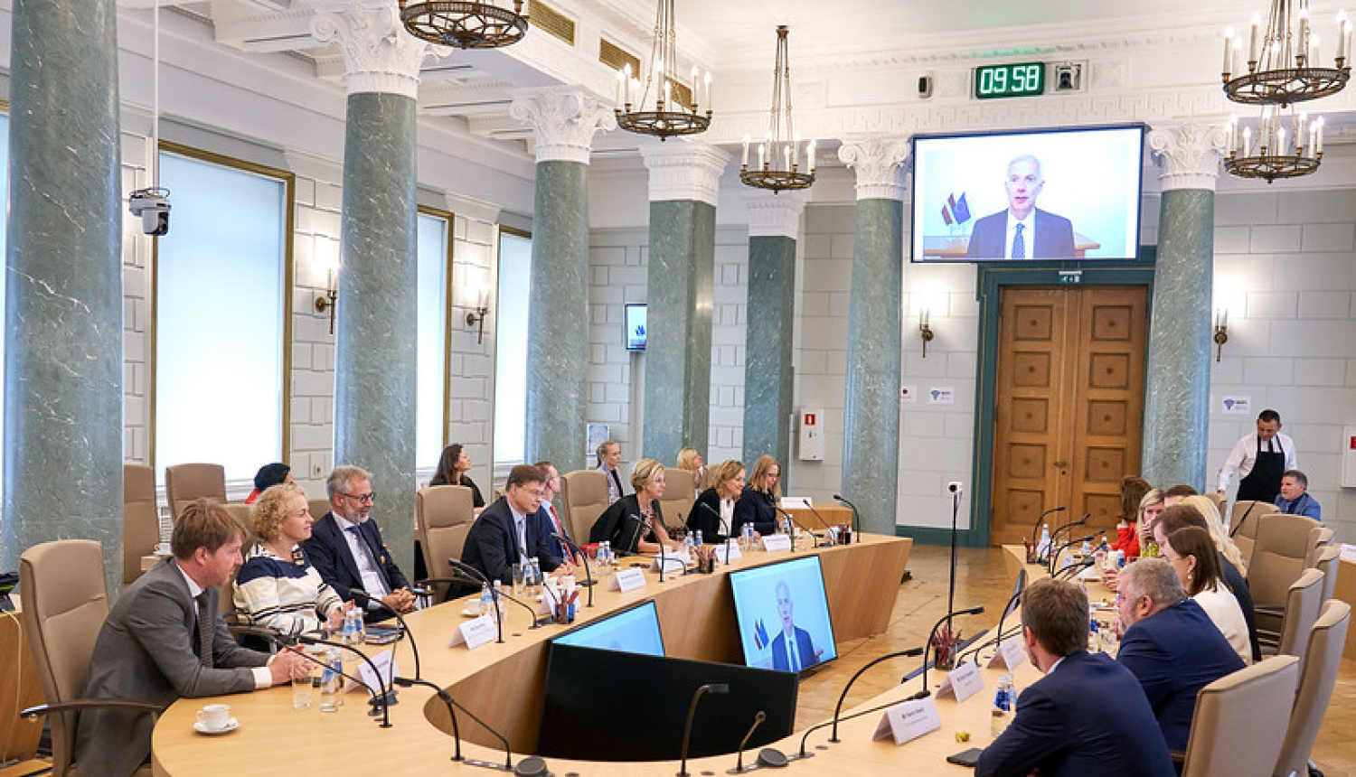 Ministru prezidents Krišjānis Kariņš attālināti tiekas ar Valdi Dombrovski