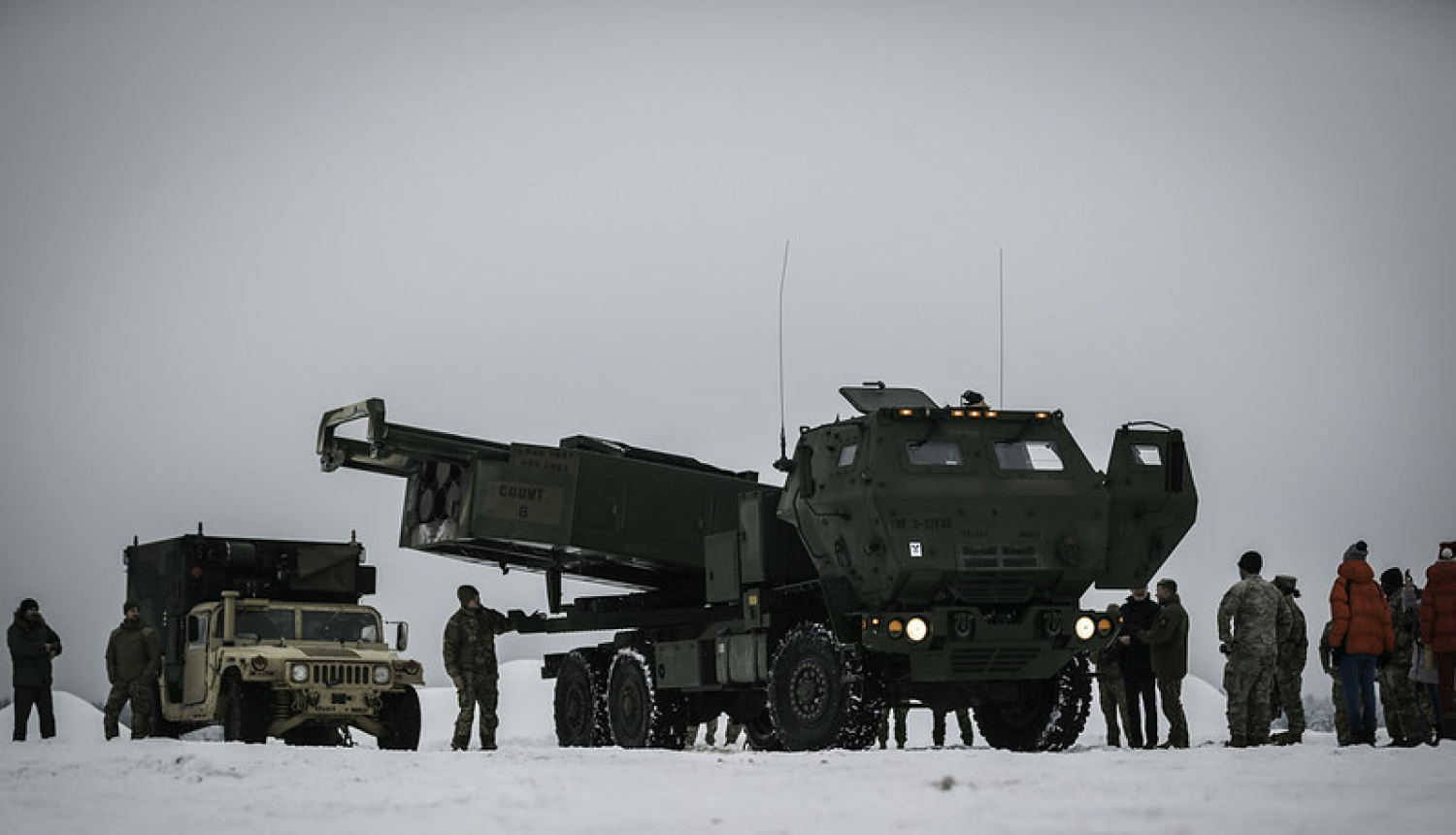 Foto no starptautiskām militārām mācībām Winter Shield 2023, kuru laikā Ādažu poligonā sadarbībā ar ASV bruņotajiem spēkiem notiek augstas mobilitātes raķešu artilērijas sistēmas HIMARS darbības demonstrācija