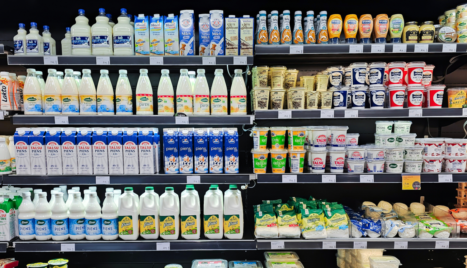 Piena produkti izkārtoti veikala plauktā