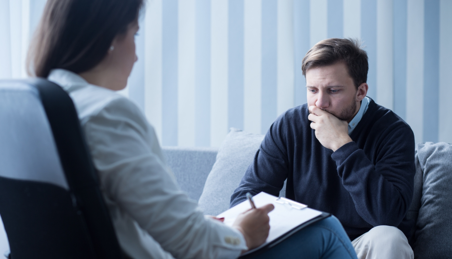 ilustratīvs attēls: vīrietis dīvānā pie psihologa; avots: 123rf.com