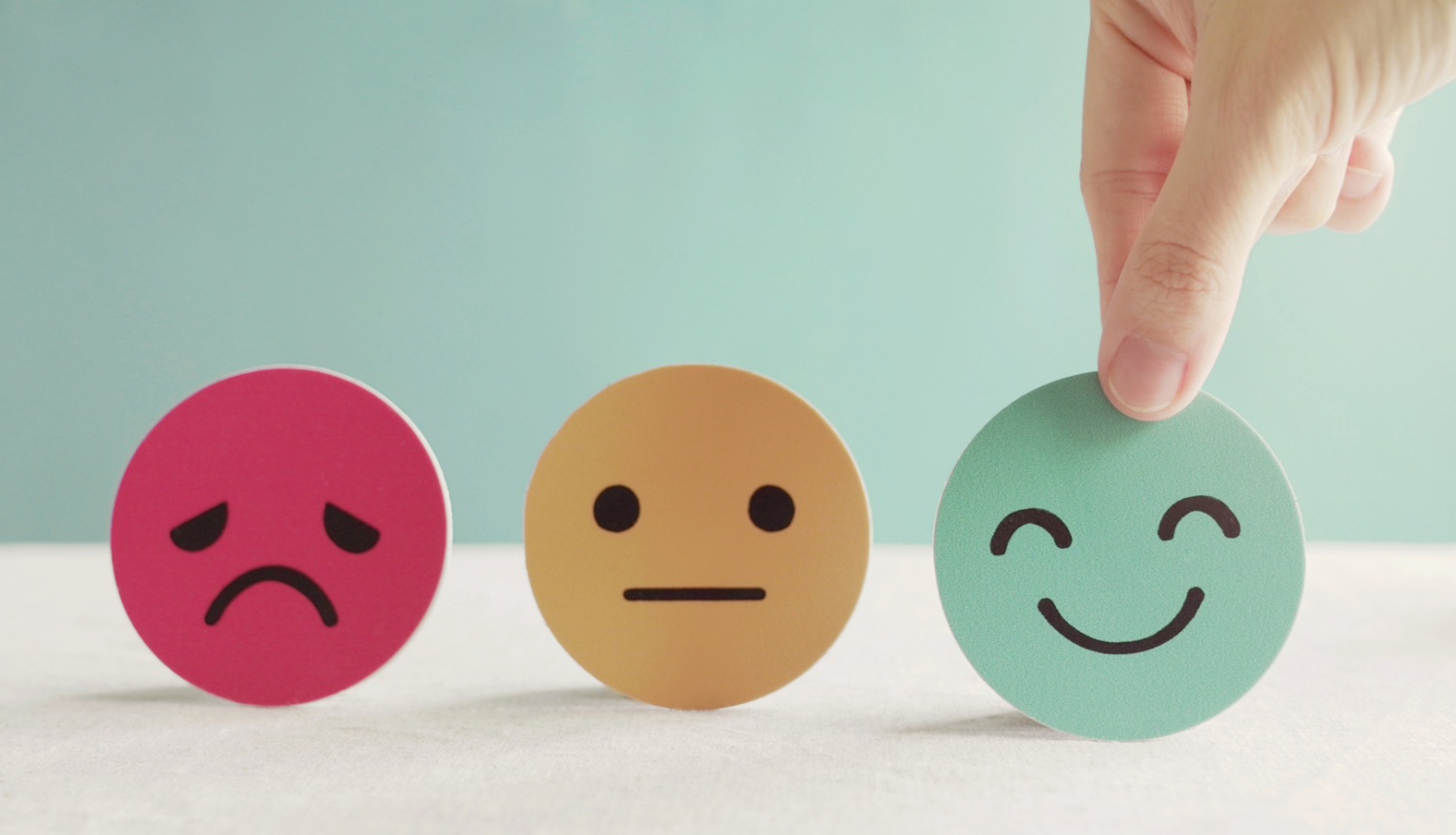 Trīs zīmētas sejiņas - sarkanā krāsā bēdīga, dzeltenā nenoteikta, zaļā priecīga