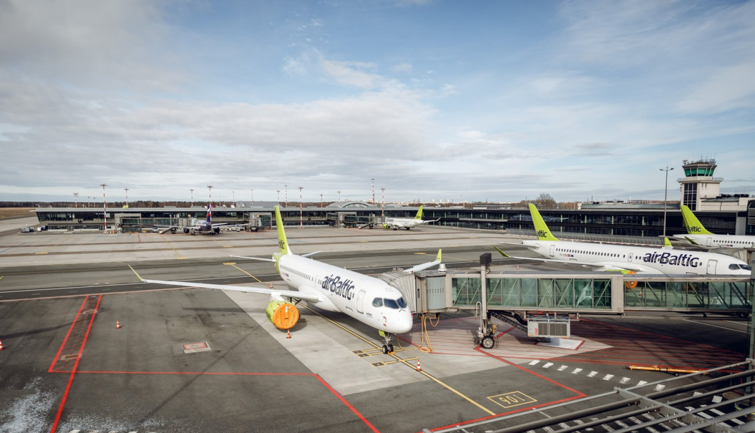 lidmašīna lidostā