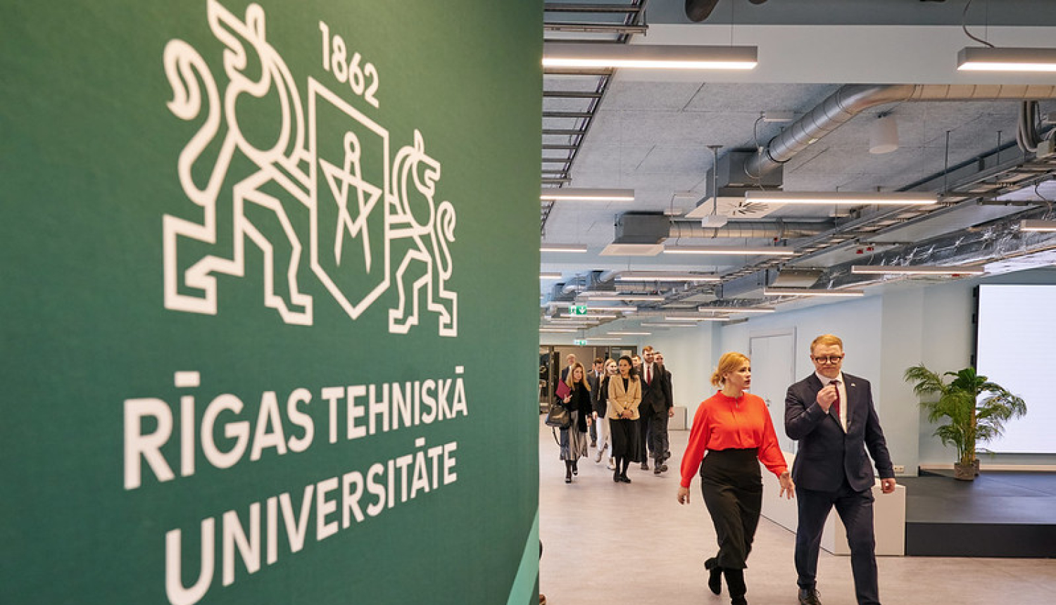 Ministru prezidente Evika Siliņa iet kopā ar RTU rektoru Tāli Juhnu