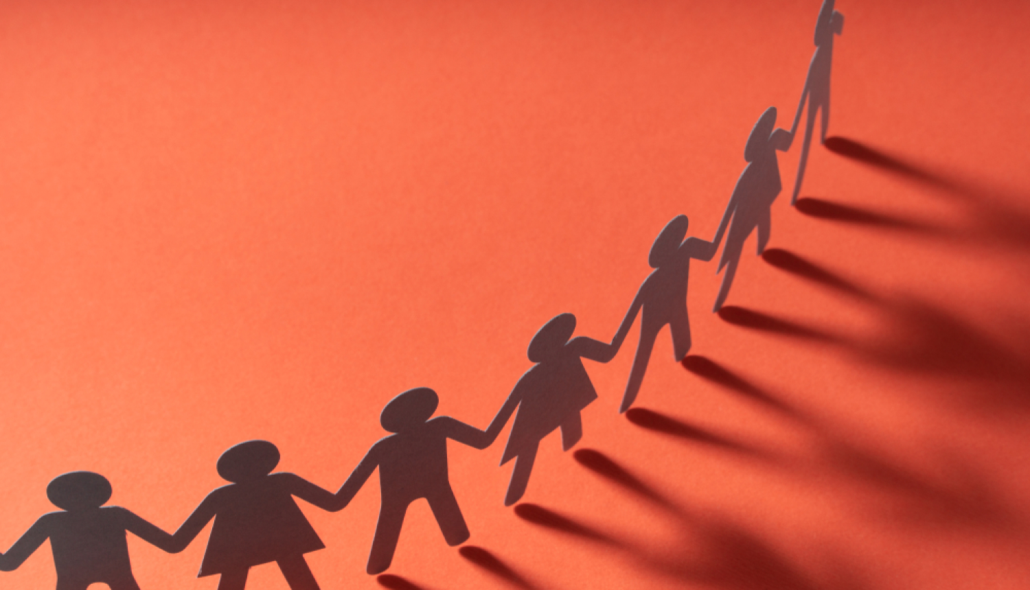 Cilvēki sadevušies rokās. 