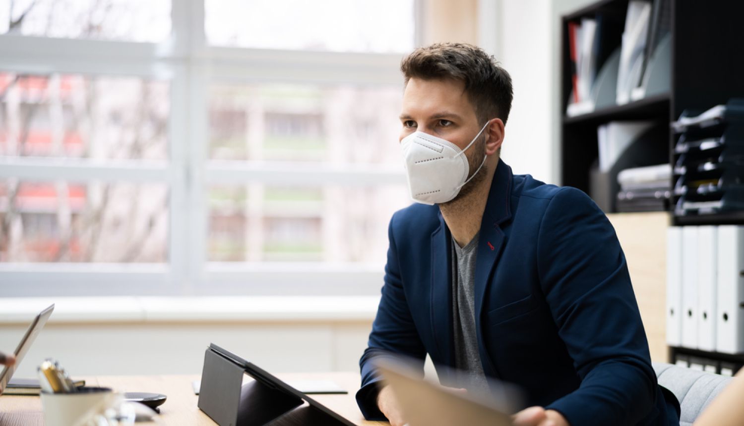 Vīrietis ar  FFP2 respiratoru uz sejas