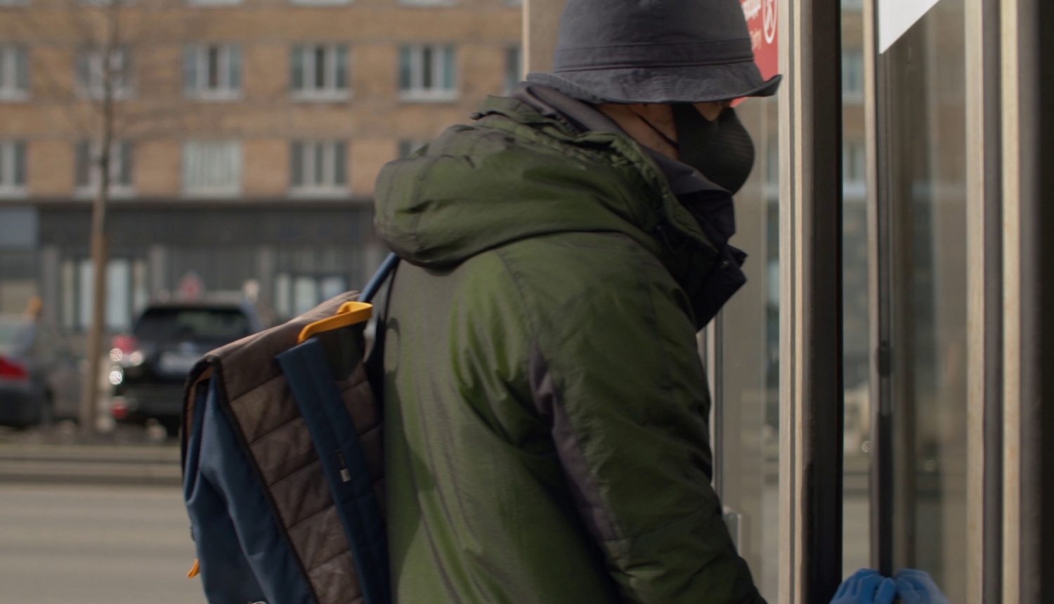 ilustratīvs attēls: vīrietis maskā kāpj autobusā; avots: 123rf.com