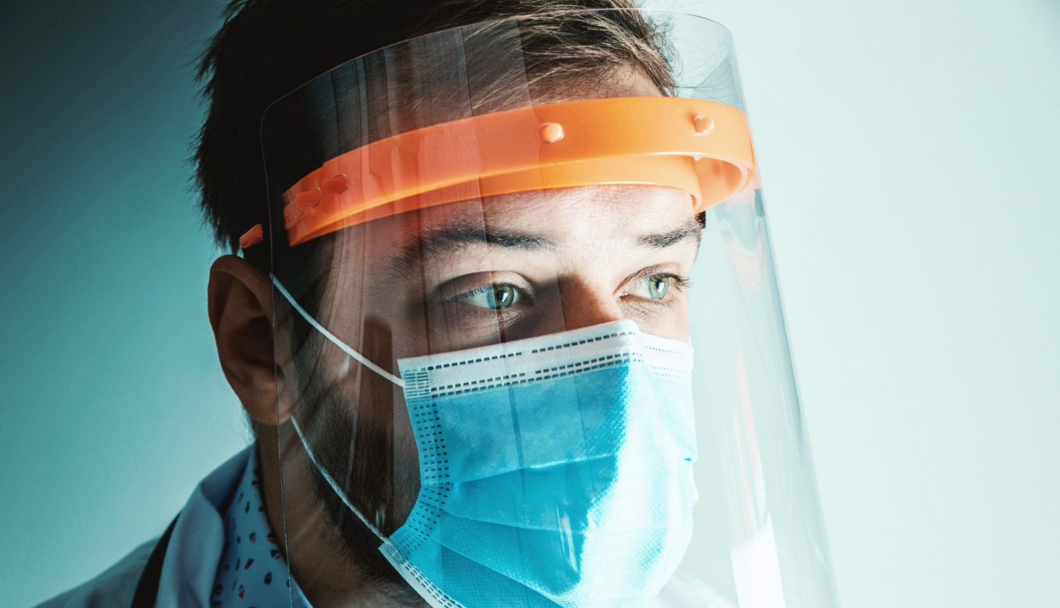 ilustratīvs attēls: vīrietis sejas maskā un sejas vairogā; avots: unsplash.com