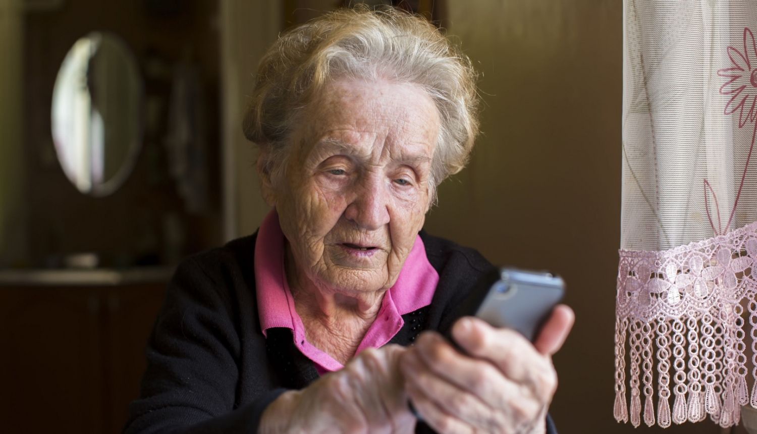 ilustratīvs attēls: seniore ar telefonu; avots: 123rf.com