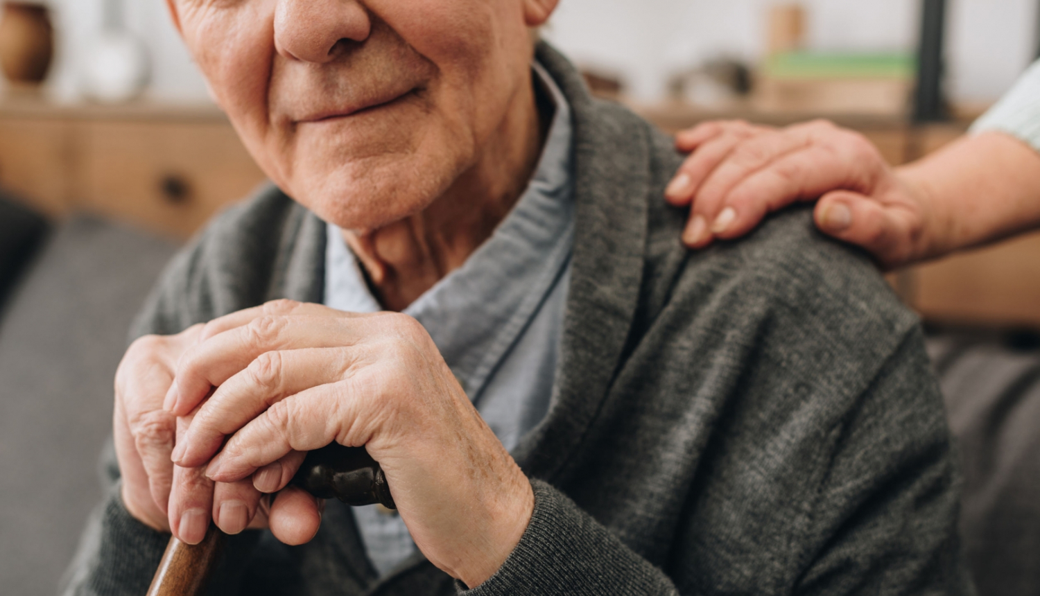 ilustratīvs attēls: seniors sēž; avots: 123rf.com