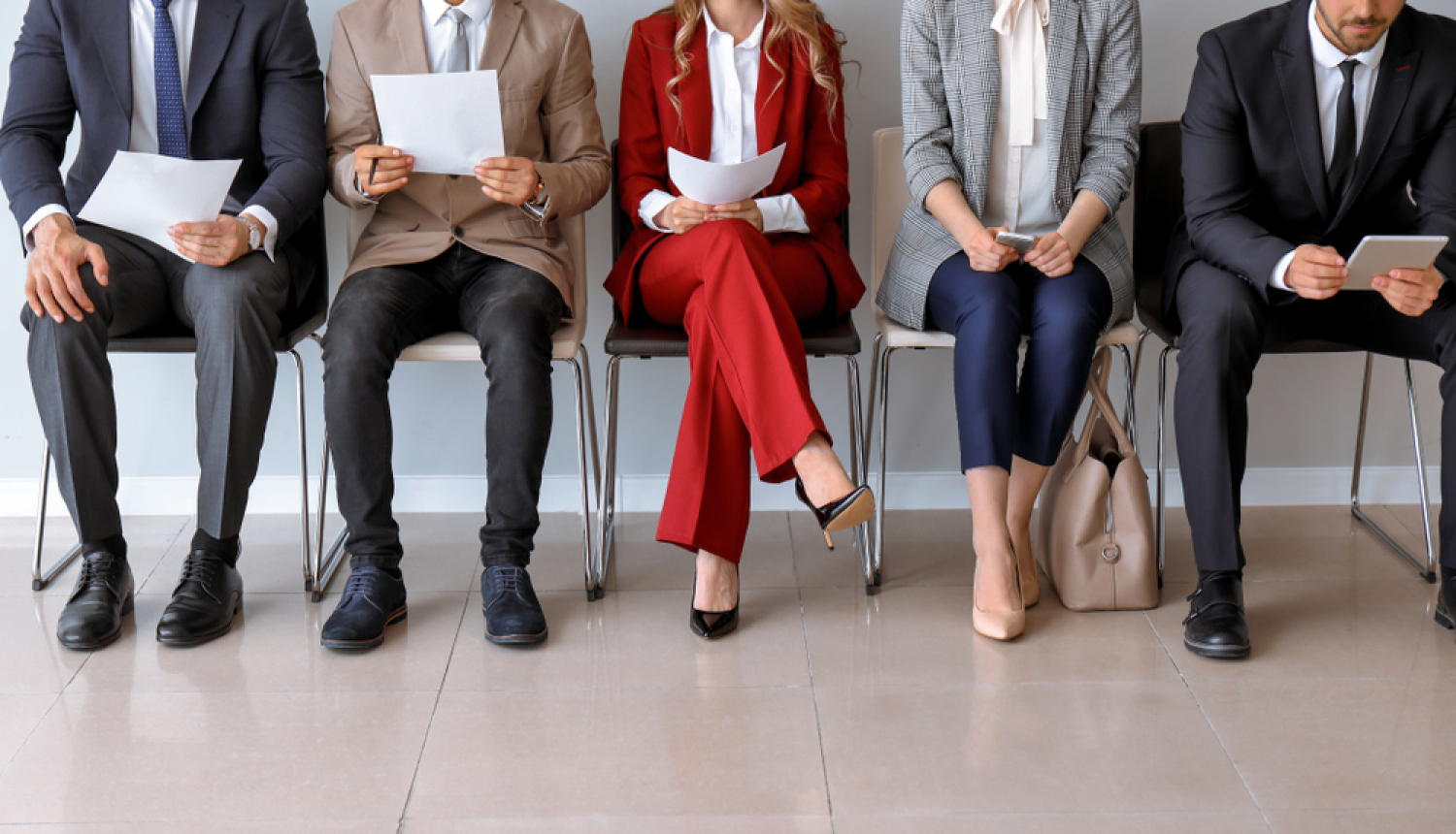 Pieci cilvēki sēž rindā