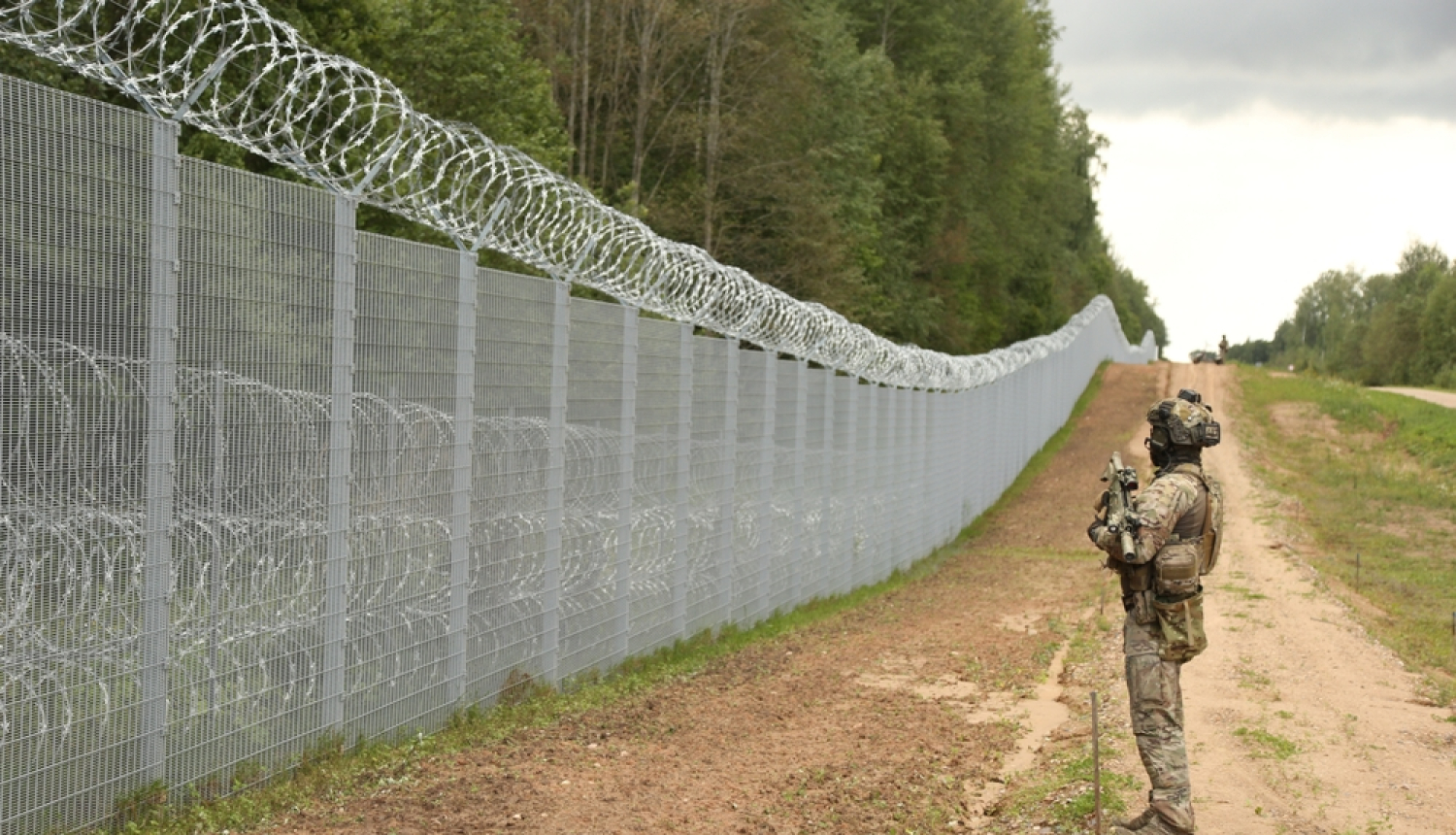 Robežsargs stāv pie Latvijas robežas Krāslabas rajonā