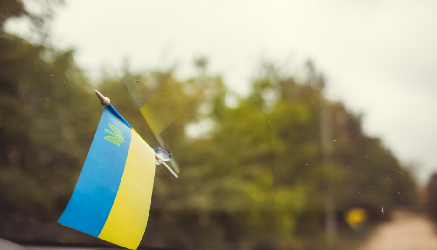 Ukrainas karogs mašīnā