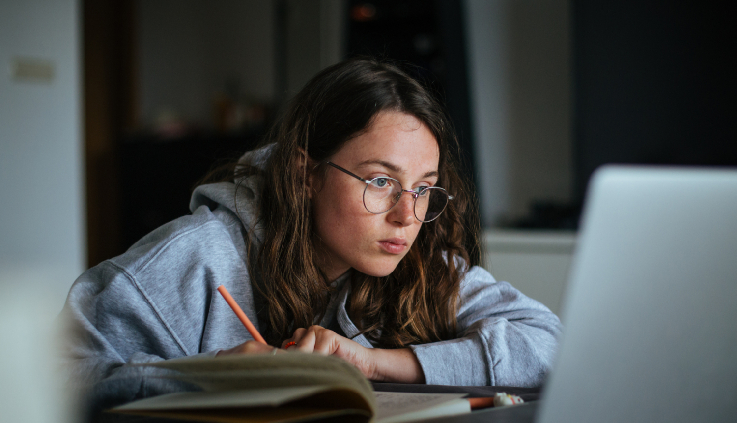 Sieviete pie datora veic pierakstus