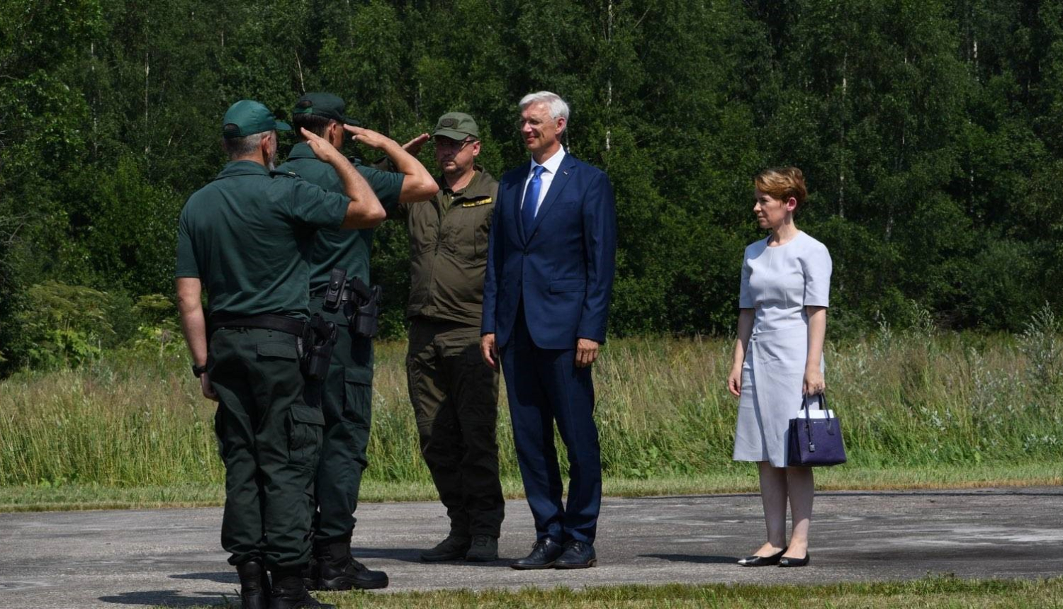 Kariņš un Golubeva ierobas Latvijas austrumu robežā pie robežsardzes amatpersonām