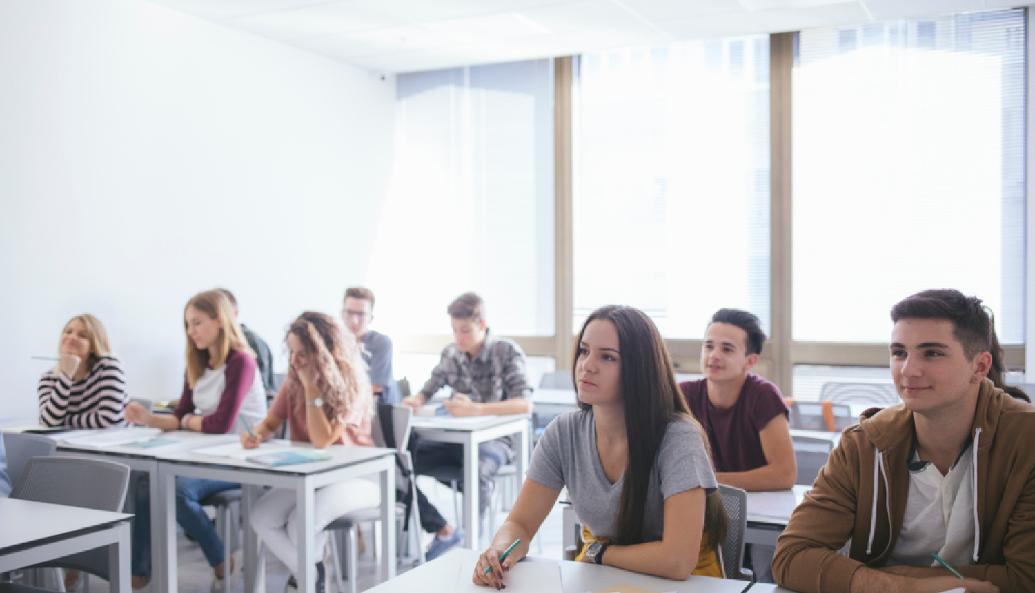 Skolēni skolas solos.