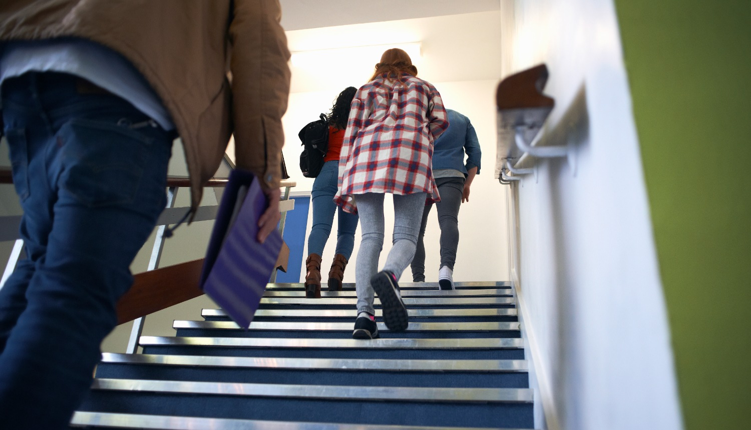 Skolēni skolā kāpj augšā pa kāpnēm