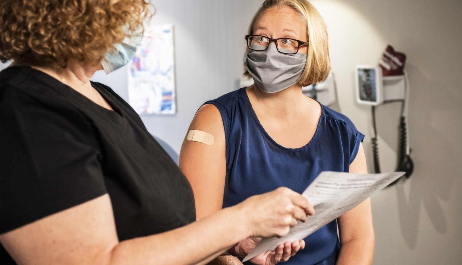 Divas sievietes ar sejas maskām