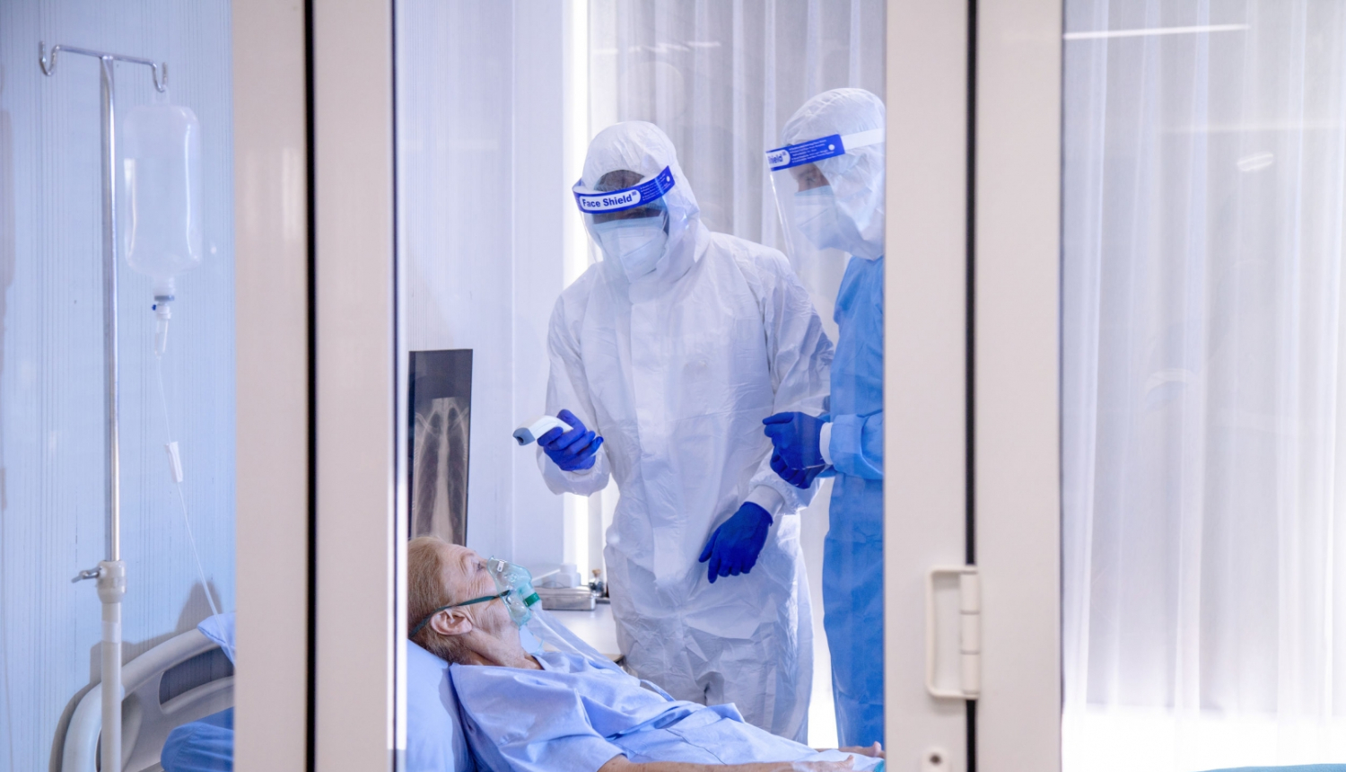 ilustratīvs attēls: paciente un mediķi slimnīcā; avots: 123rf.com