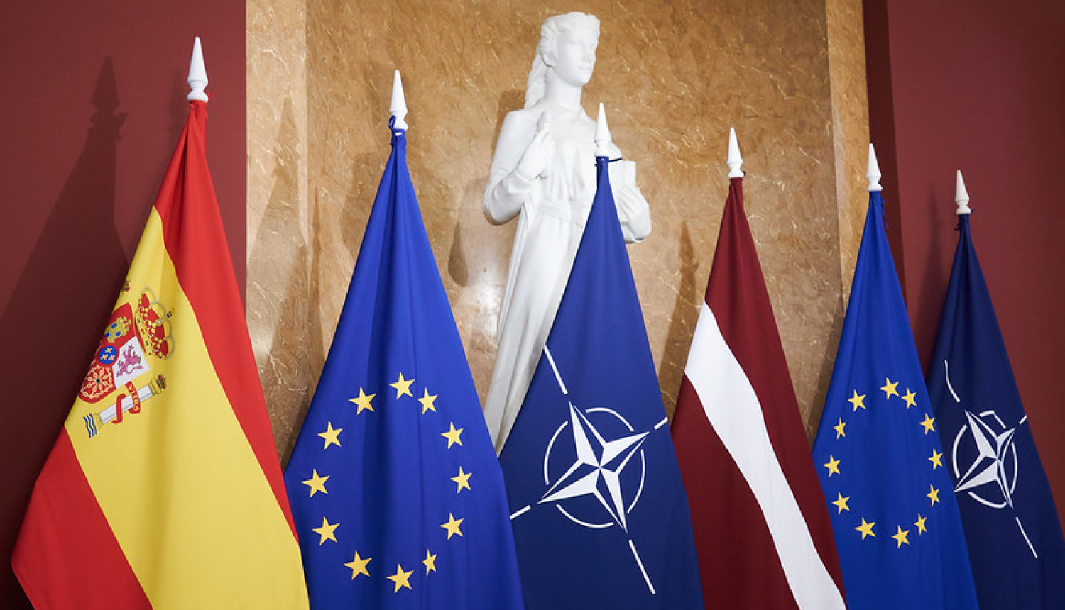 Spānijas, ES, NATO un Latvijas karogi Ministru kabinetā
