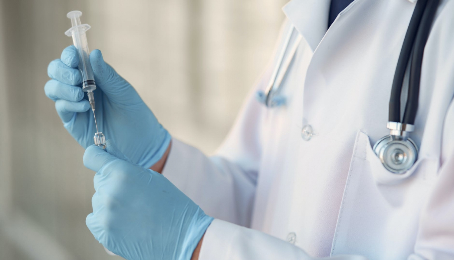 Šprice ārsta rokās