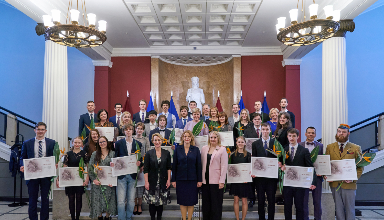 Starptautisko mācību olimpiāžu laureāti kopā ar Ministru prezidenti Eviku Siliņu un izglītības un zinātnes ministri Daci Melbārdi