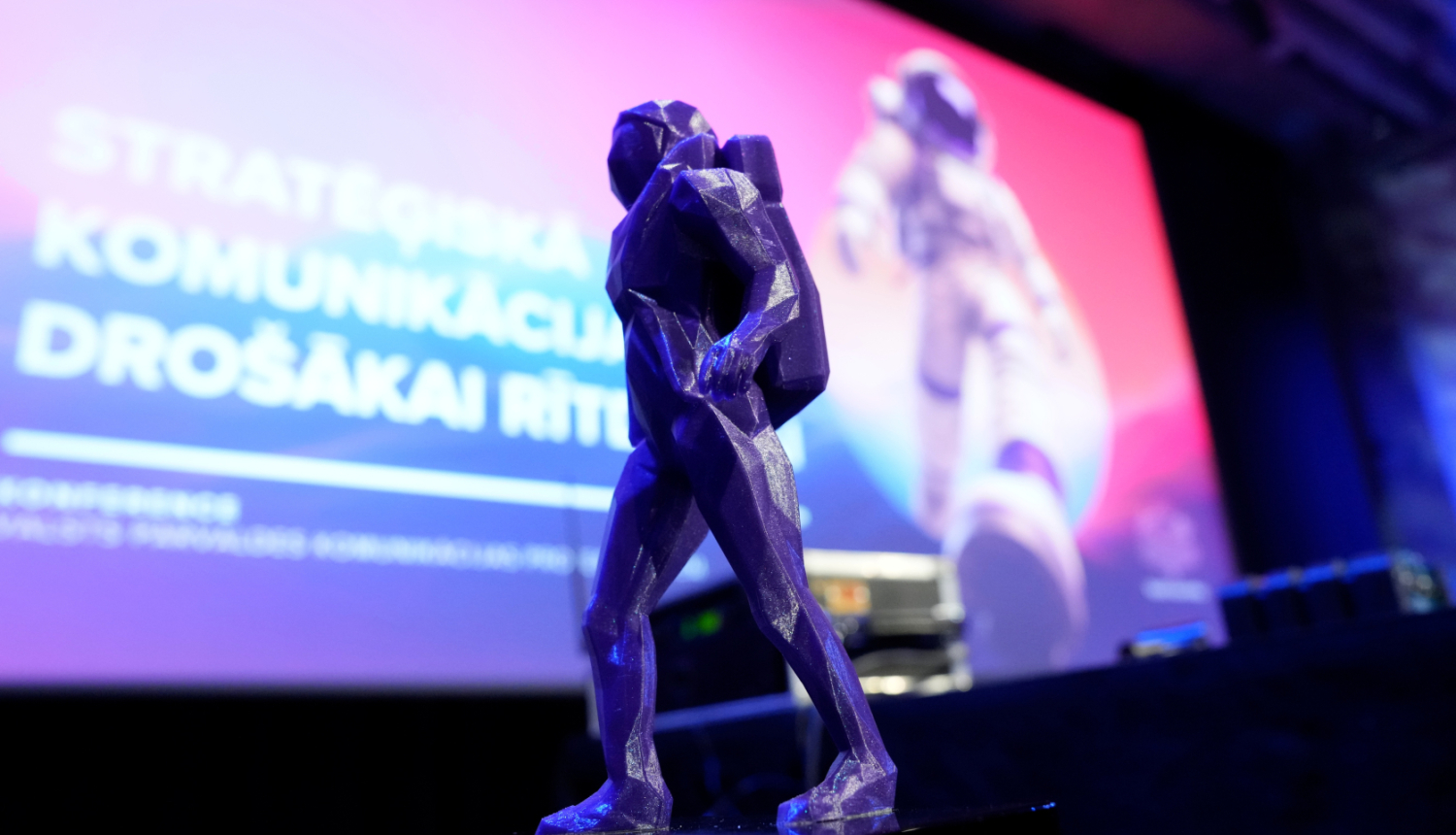 Konferences “Stratēģiskā komunikācija drošākai rītdienai 2025” apbalvojums - kosmonauta statuete
